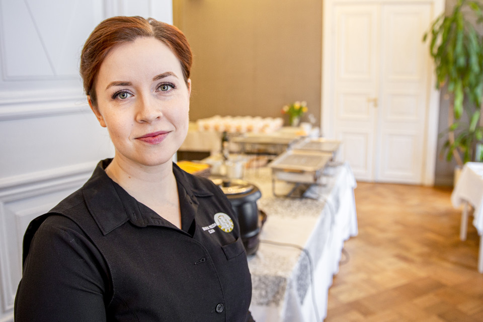 Elina Pellonpää, takana Wanhan Fredan sisätilat.