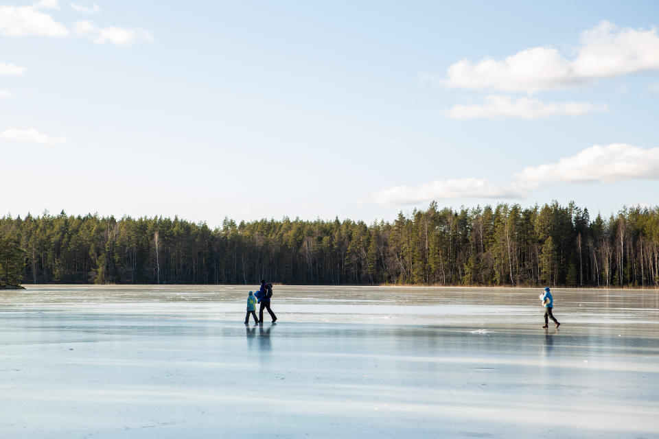 Retkeilijöitä Saarijärven jäällä Kintulammen retkeily- ja luonnonsuojelualueella.