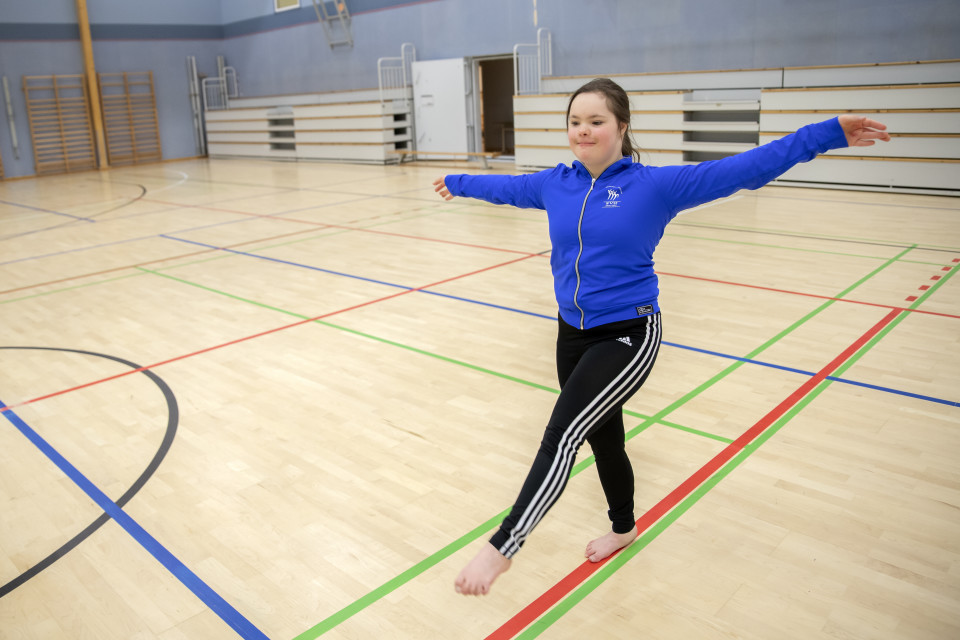 Veera Luhtanen harjoittelee voimistelusalissa.