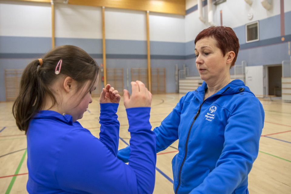 Veera ja äitinsä Katja Luhtanen harjoittelemassa voimistelusalissa.