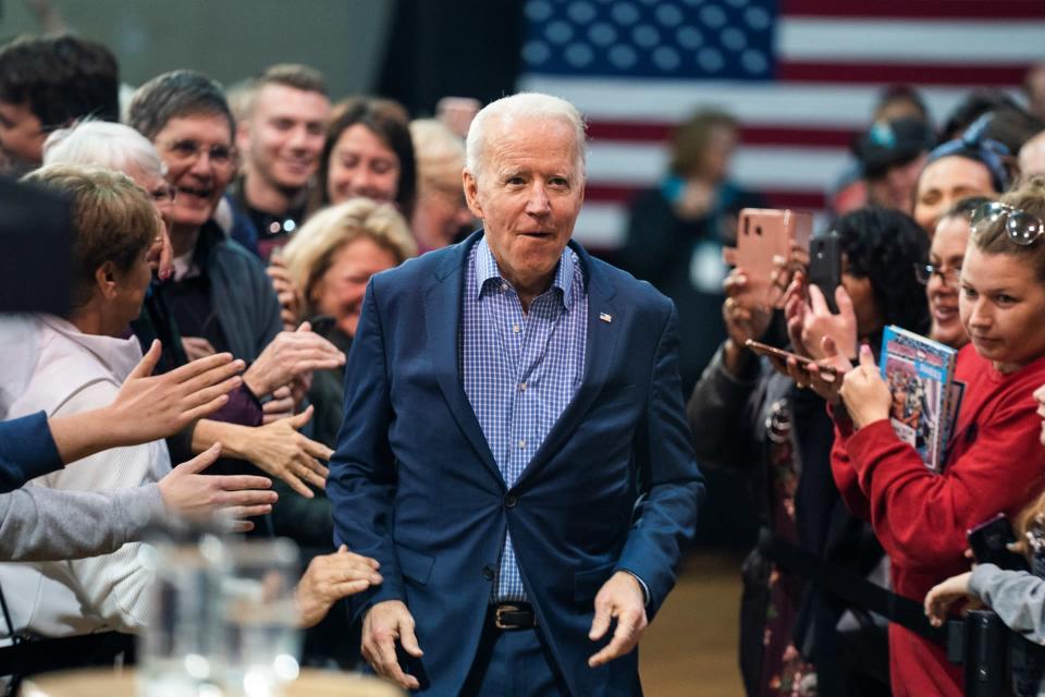 Joe Biden kävelee kannattajiensa joukossa vaalitilaisuudessa Etelä-Carolinassa.