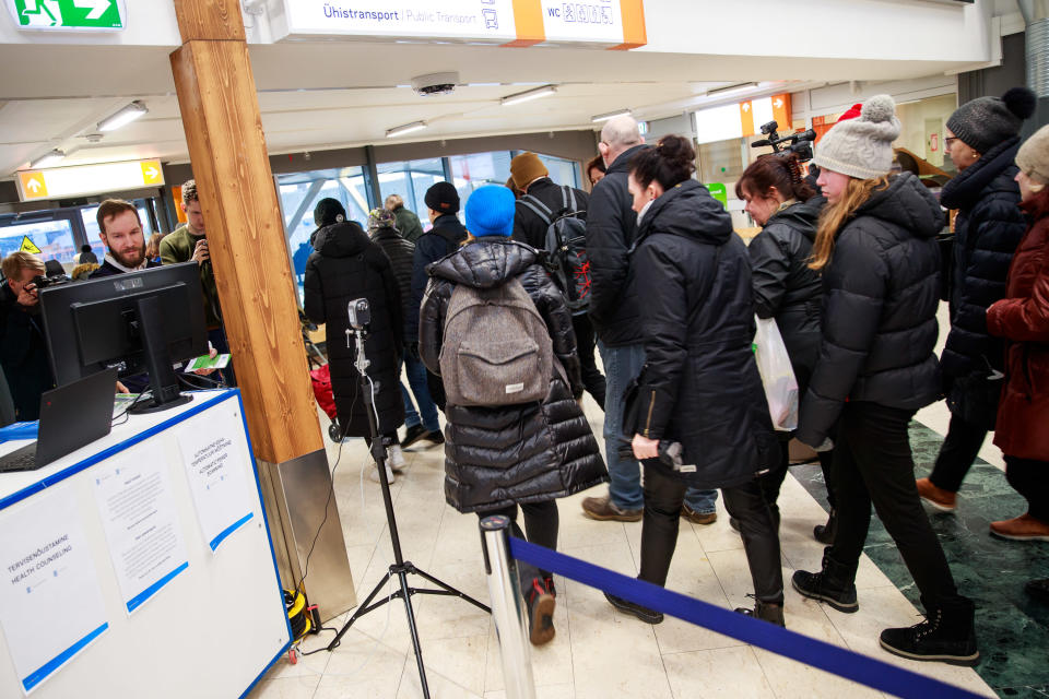 Lämpökamera mittaa matkustajien ruumiinlämmön Tallinnan satamassa.