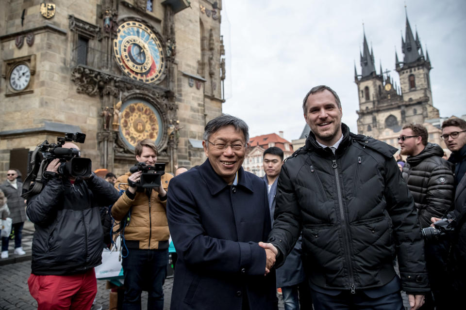 Prahan pormestari Zdeněk Hřib ja Taipein pormestari Ko Wen-je. Praha on riitautunut Pekingin kanssa ja solminut sen sijaan ystävyyssopimuksen Taipein kanssa.