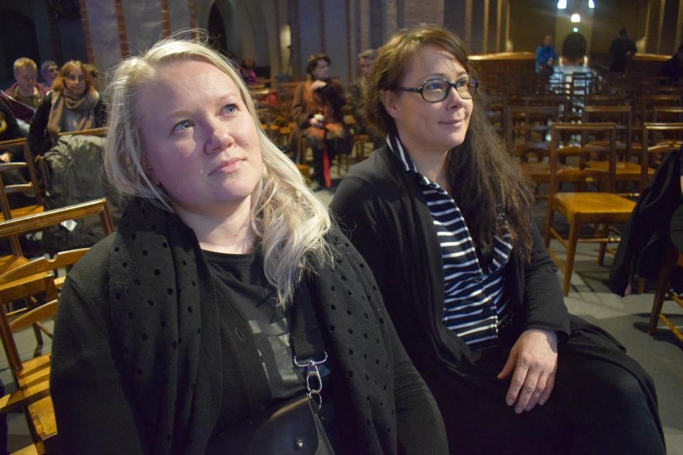 Henna Hintsanen ja Hanna Aaltonen odottavat elokuvaesitystä Turun tuomiokirkossa.