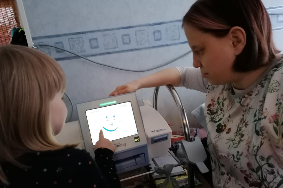 Ronja ja Heidi lehto tutkivat dialyysikonetta.