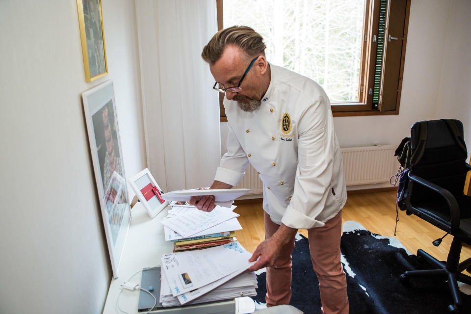 Tredun leipuri-kondiittorilinjan opettaja Esa Salo lähettää etäopetusmateriaalit oppilailleen postitse.