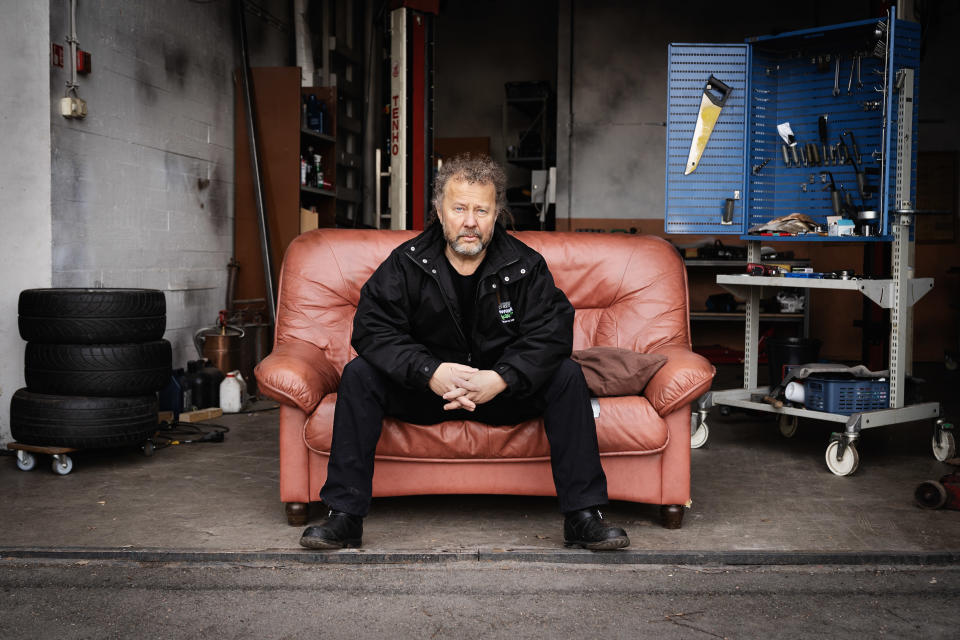 Marko Äijö kuvattuna Salatut elämät-sarjan autokorjaamolavasteissa Konalassa 24.3.2020.
