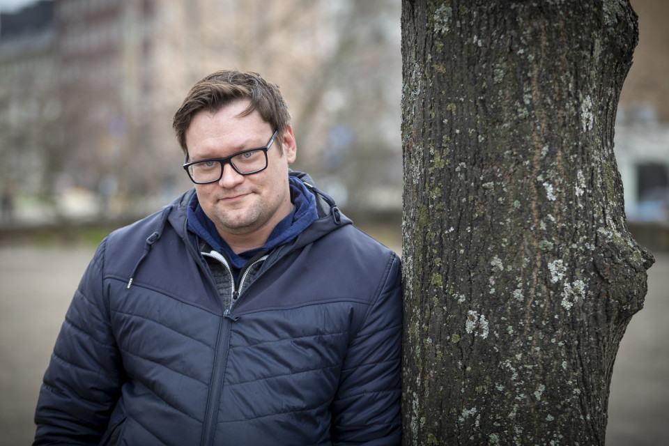 Elokuvaohjaaja Lauri Randla Karhupuistossa.