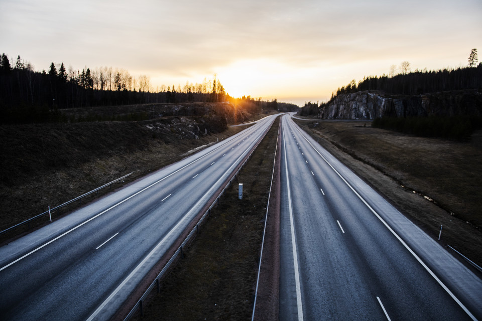 Kuvassa on lähes tyhjä moottoritie.
