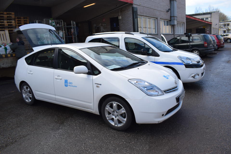 Turun kaupungin autoja lähdössä kuljettamaan ruokakasseja.