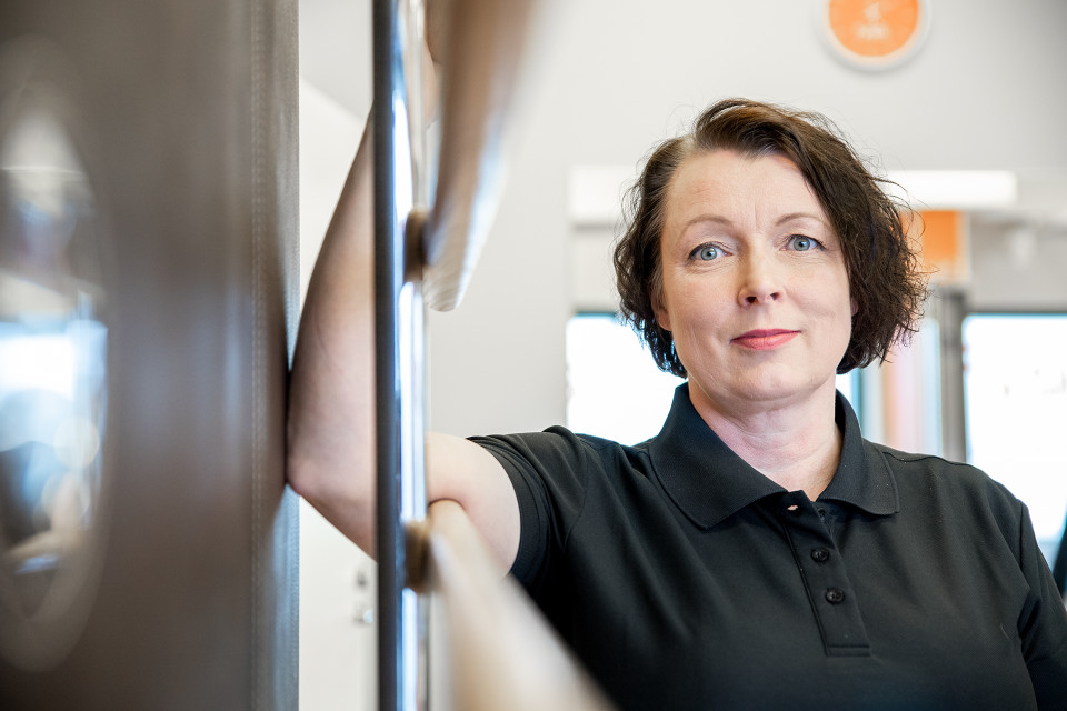 Fysioksen kehitysjohtaja Susanna Antikainen poseeraa kameralle.