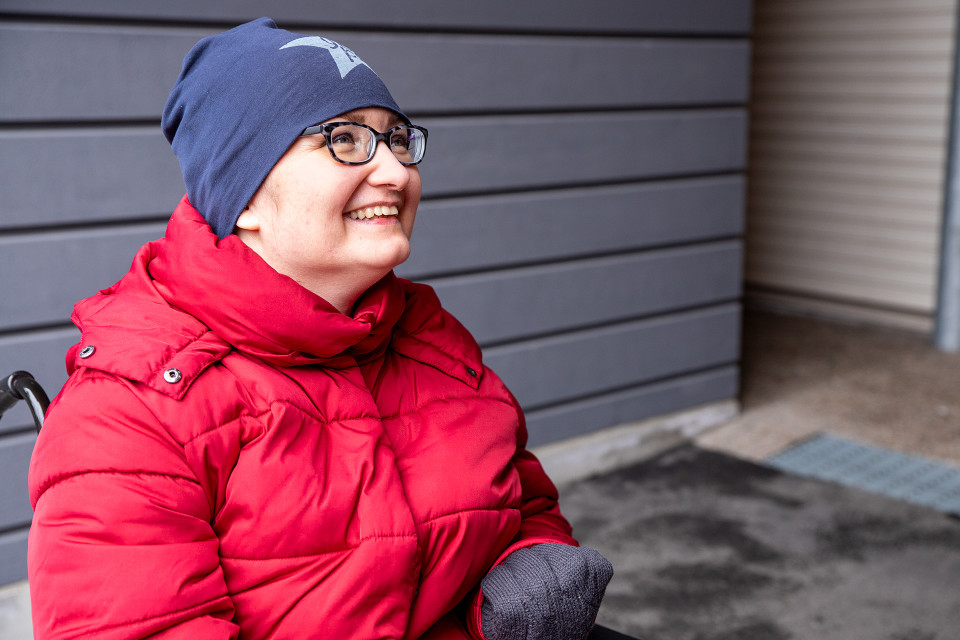 Teija Kangasvieri juttelee avustajansa kanssa.