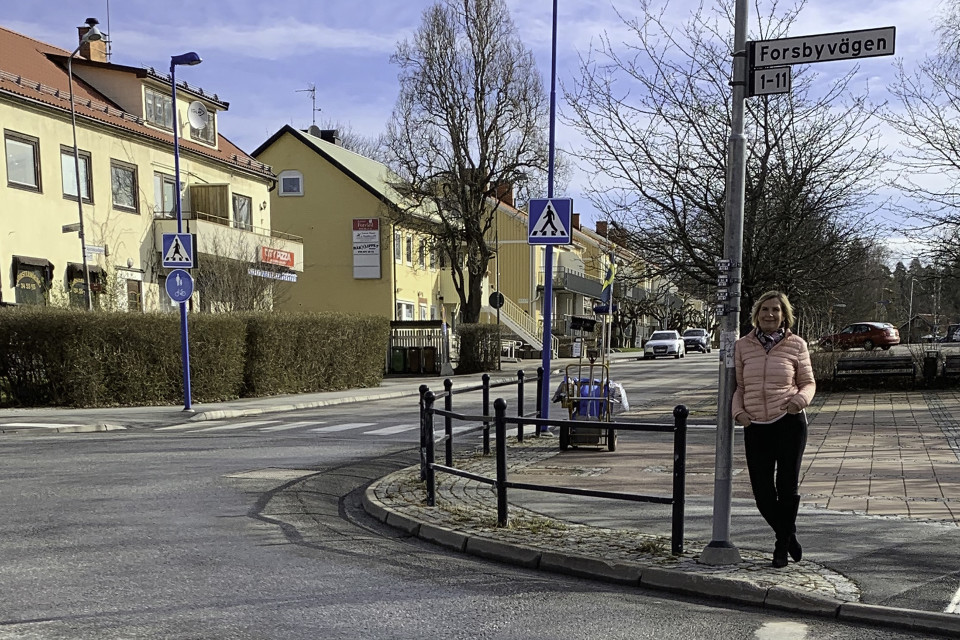 Tiina Holmberg-Bergman poseeraa kotikadullaan.