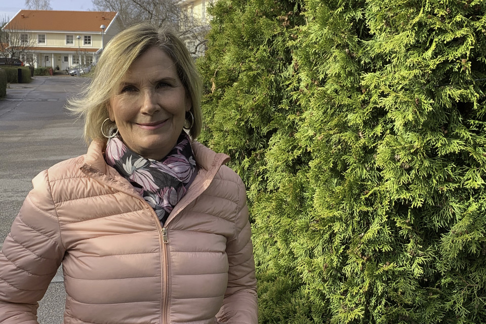 Tiina Holmberg-Bergmanin poseeraa kameralle.