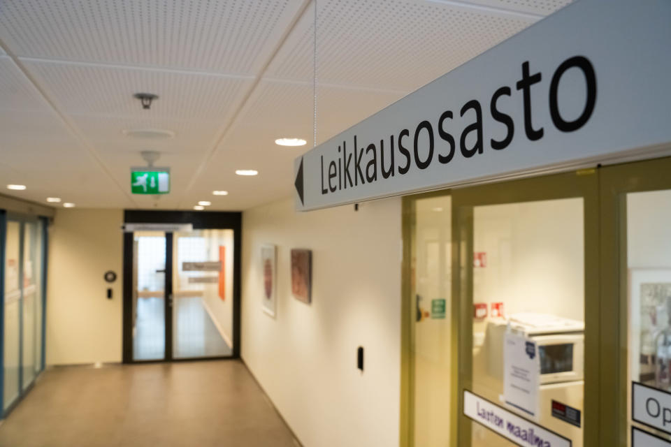 Leikkaussalikyltti Taysilla.