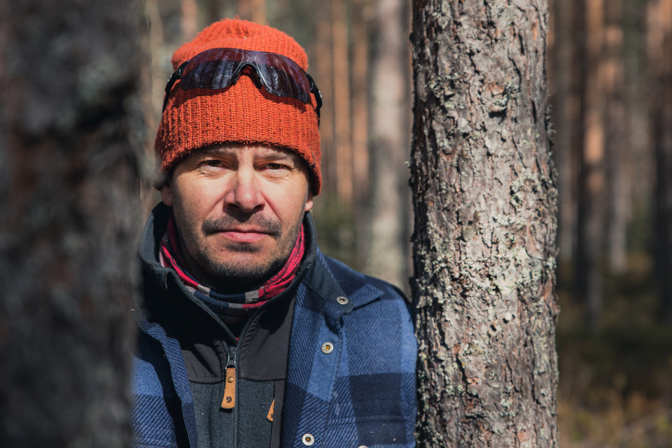 Mies seisoo metsässä