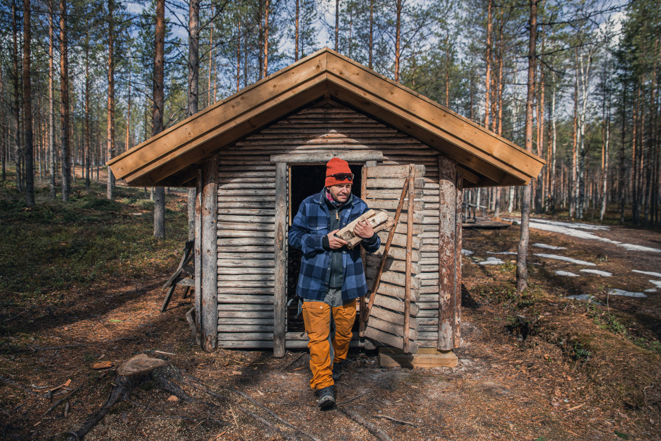 Mies kantaa halkoja