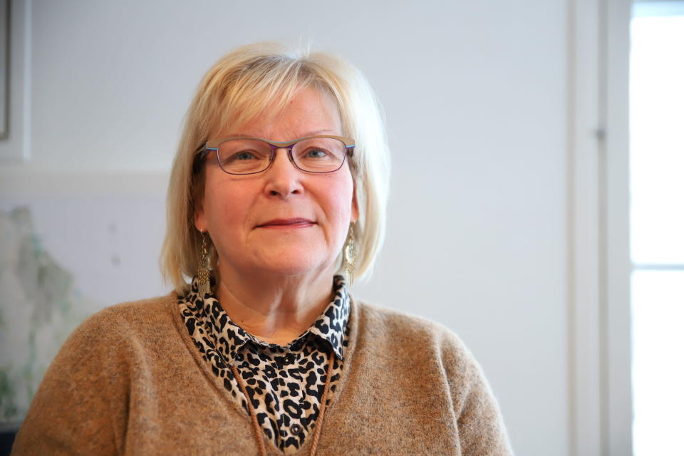 kasvot kuvassa työhuoneessa