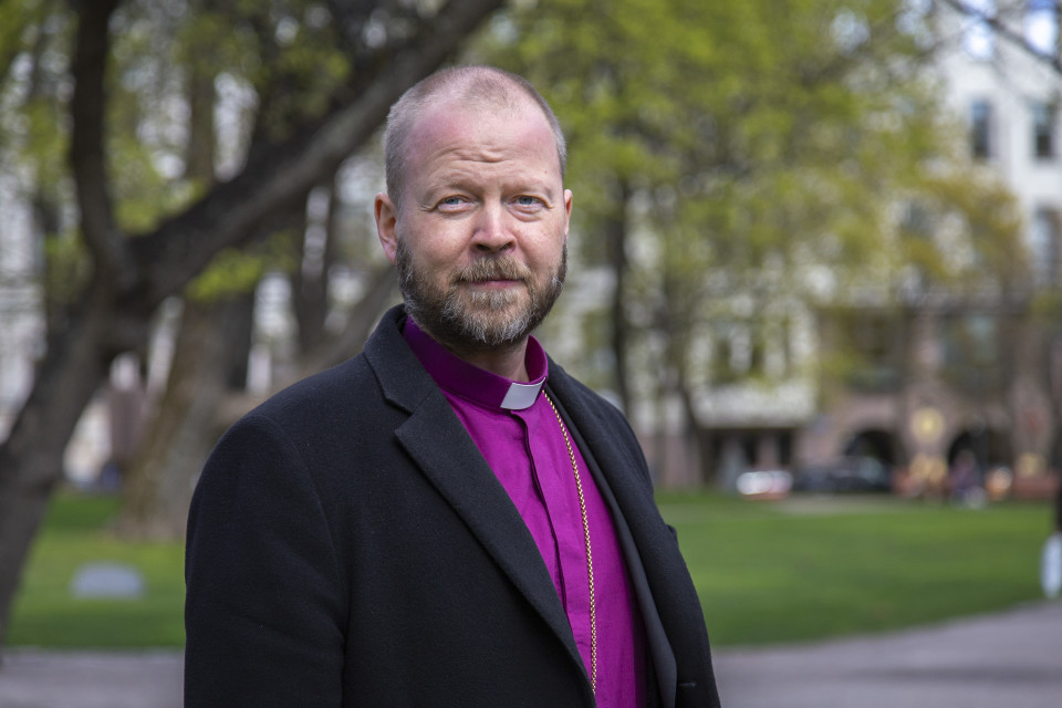 Helsingin hiippakunnan piispa Teemu Laajasalo poseeraa kameralle.