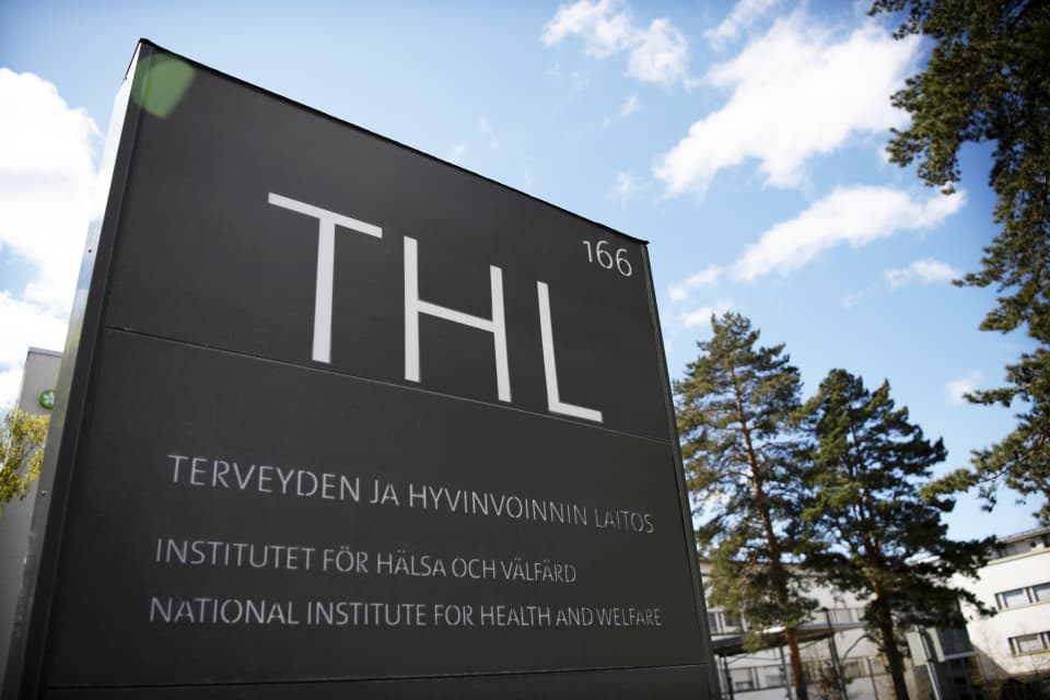 THL:n kyltti Mannerheimintiellä Helsingissä.