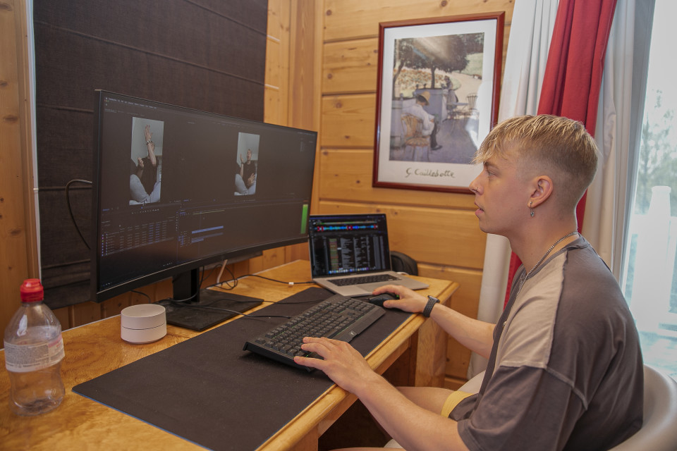 Santeri Hänninen editoi videota meemitalossa Hattulassa.