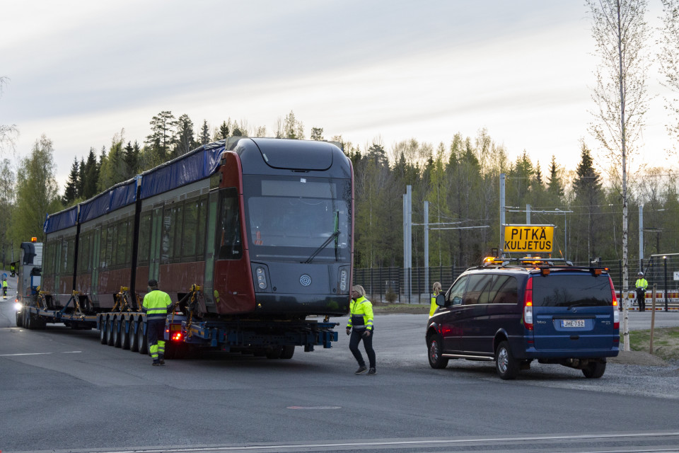 Ensimmäinen raitiovaunu saapuu Tampereen Ratikan varikolle
