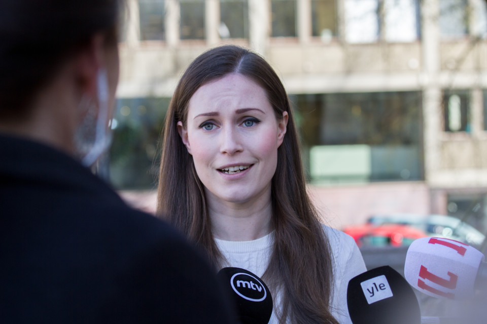 Pääministeri Sanna Marin säätytalon rappusilla ennen hallituksen kokousta 19.5.2020.