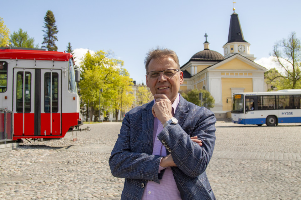 Tampereen kaupungin pormestari Lauri Lyly Tampereen keskustorilla