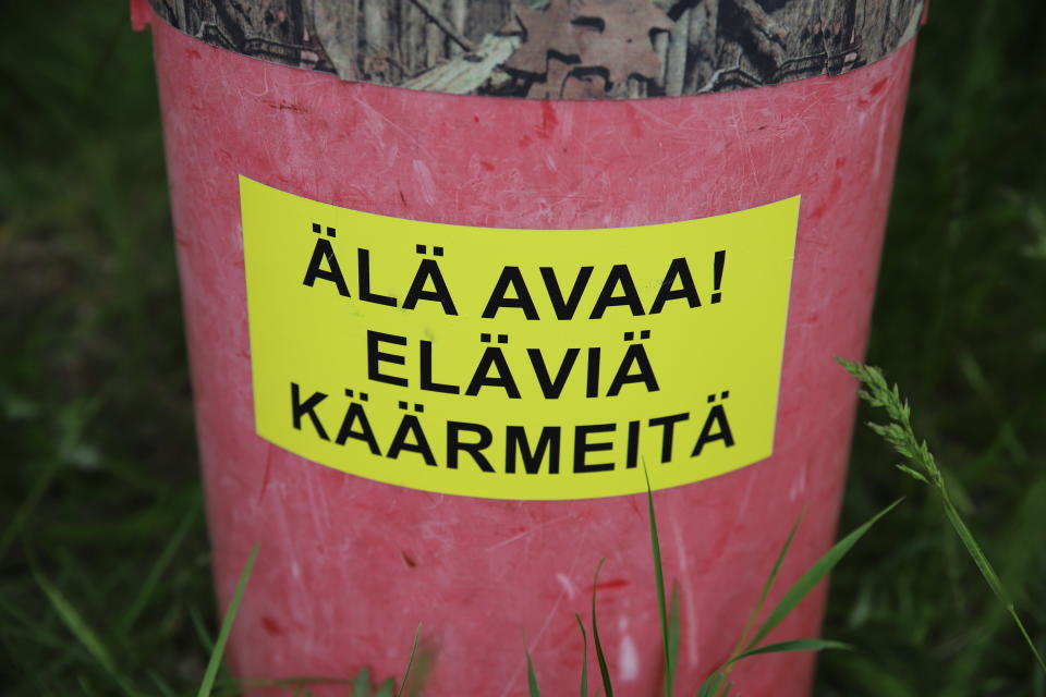 Urpo Koposen säilytyspurkki käärmeen pyydystämistä varten Kotkan kumparepuistossa.