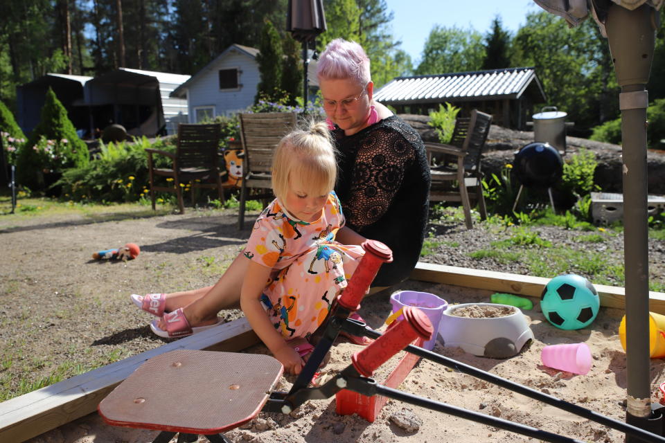 Jippu Tyllinen ja äiti Jenna Tyllinen kotipihallaan Kouvolan Anjalassa.