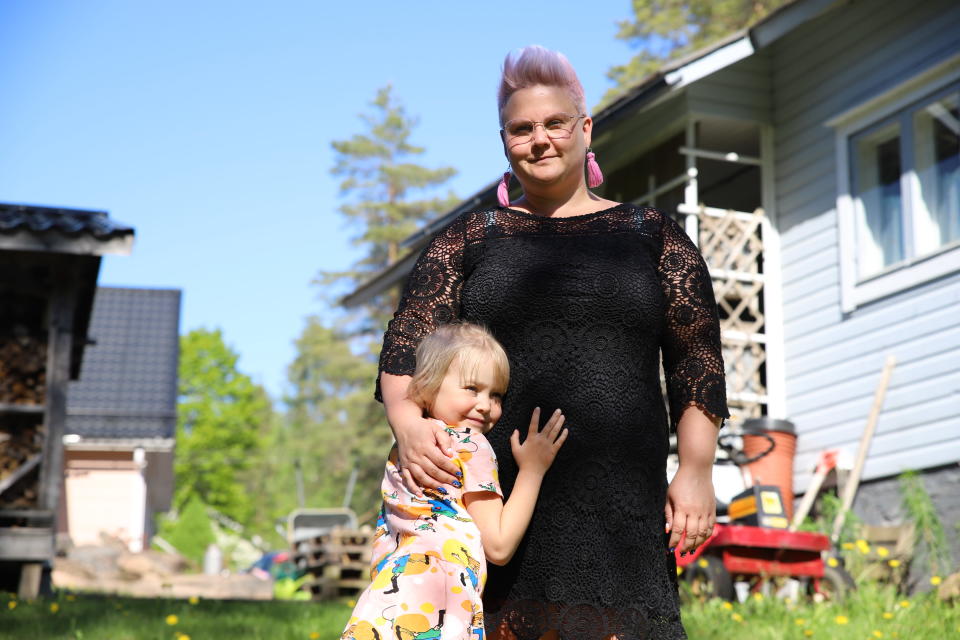 Jippu Tyllinen ja äiti Jenna Tyllinen kotipihallaan Kouvolan Anjalassa.