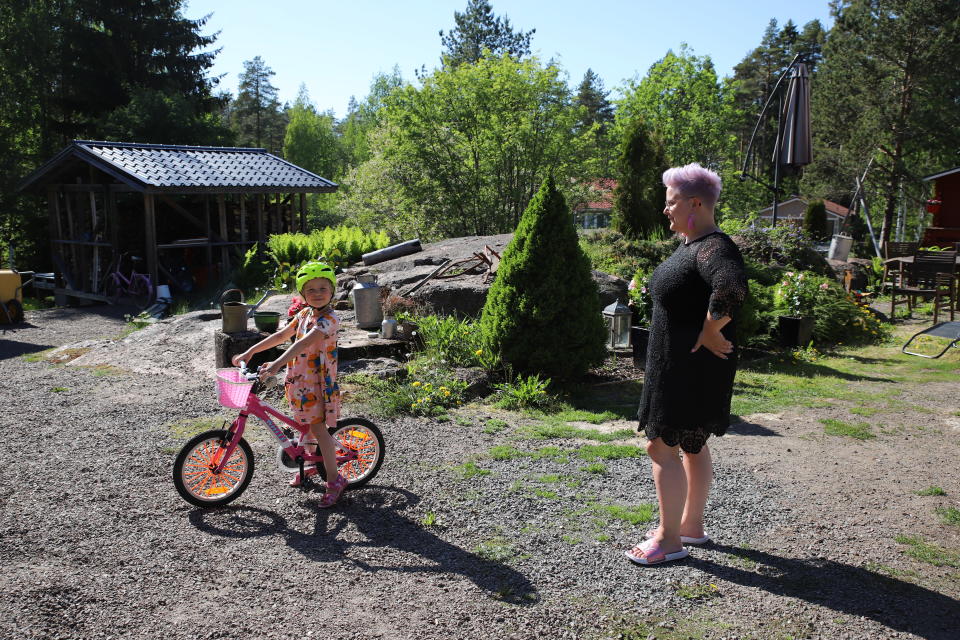 Jippu Tyllinen ja äiti Jenna Tyllinen kotipihallaan Kouvolan Anjalassa.