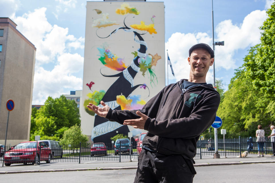 Taiteiija Teemu Mäenpää esittelee Runopuu-muraaliteosta Tammelassa Tampereella.