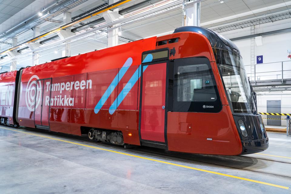 Tampereen ratikka Hervannan varikolla.