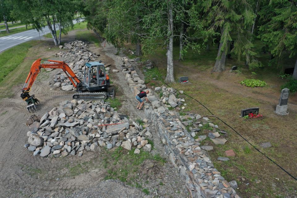 Kaivinkone hautausmaan edustalla