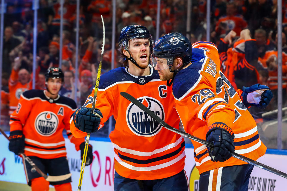 Connor McDavid och Leon Draisaitl firar.