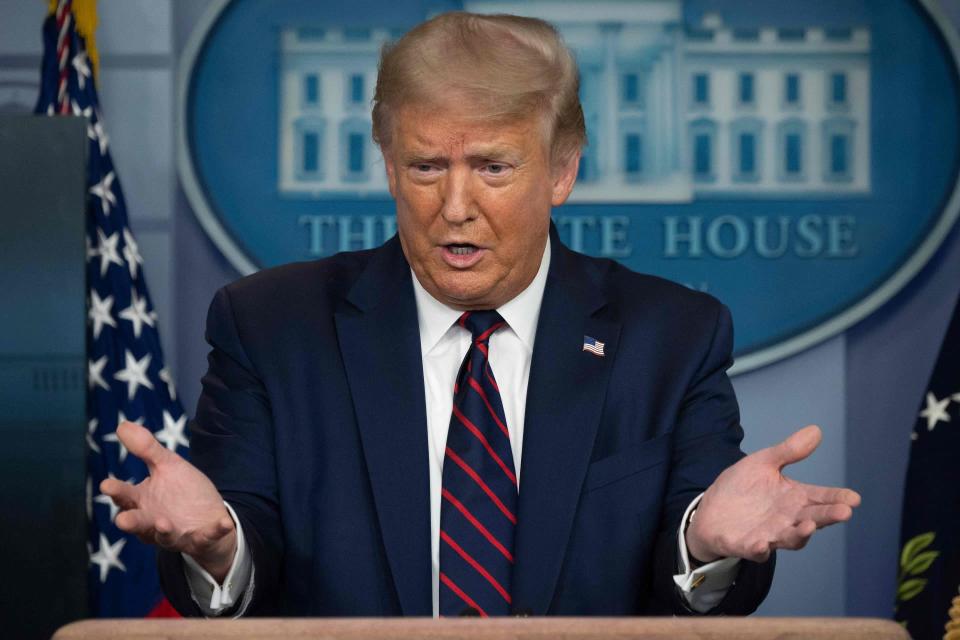 Presidentti Donald Trump pitää koronakatsausta Valkoisen talon lehdistöhuoneessa.