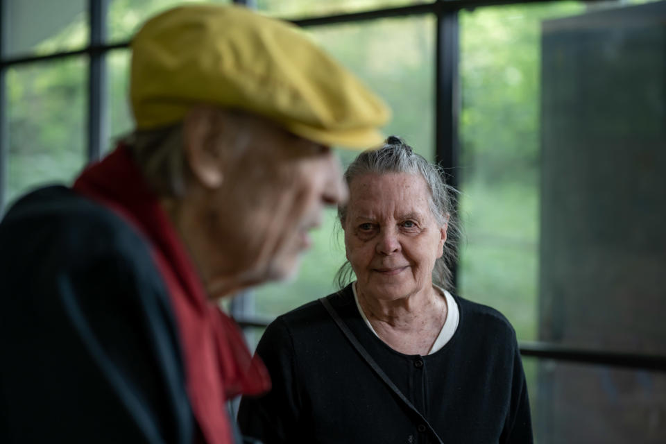 Suomalainen sisustusarkkitehti ja muotoilija Yrjö Kukkapuro (vas) ja puoliso, taidegraafikko Irmeli Kukkapuro, taiteilija-ateljee, Kauniainen, 30.7.2020.