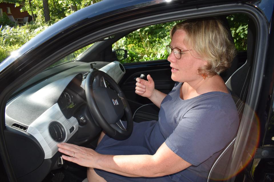 Kirsi Nuutinen hankkimansa Seat Mii-auton sisällä.