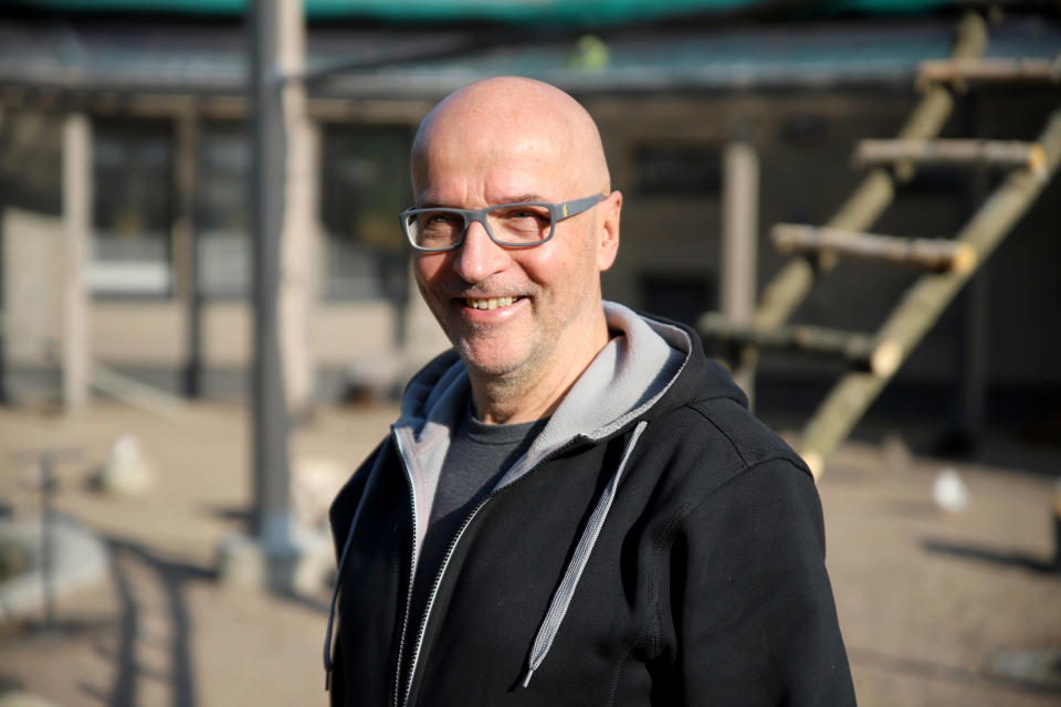 Lintuhoitolan hoitaja Olli Vuori katsoo kameraan