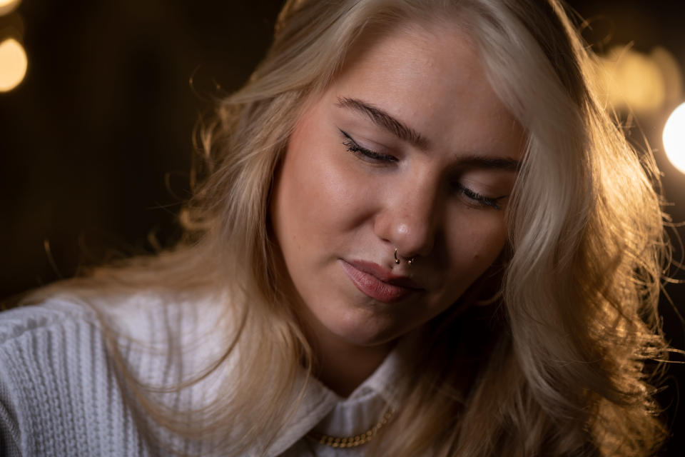 Suomalainen laulaja ja lauluntekijä Evelina, Hotelli St. George, Helsinki, 6.10.2020.