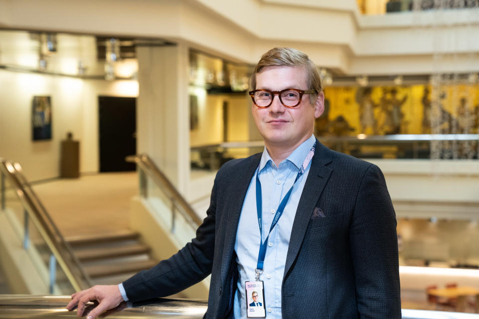 Kuntaliiton erityisasiantuntija Pekka Montell nojaa kaiteeseen Kuntatalon toisen kerroksen aulassa.