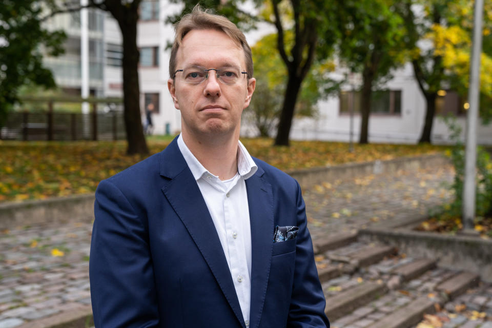 Omakotiliiton toiminnanjohtaja Janne Tähtikunnas seisoo syskyisessä Itä-Pasilassa ja katsoo kameraan.