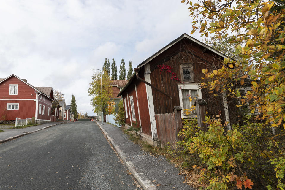 Vanha, kallellaan oleva puutalo Kokkolan vanhassakaupungissa.
