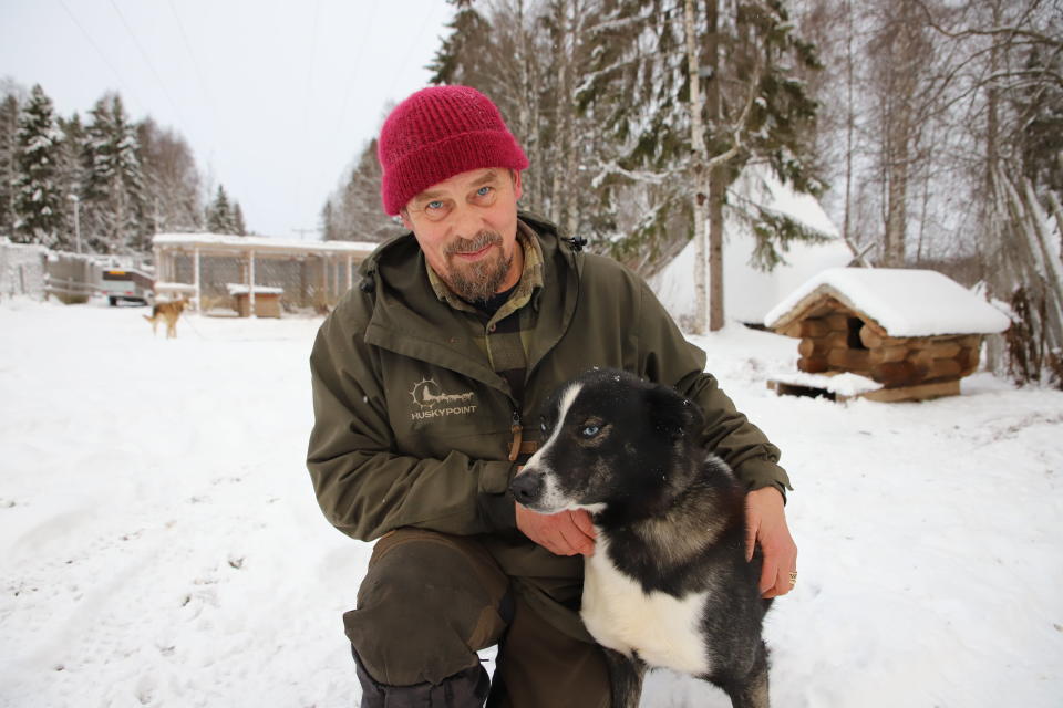 Rekikoirayrittäjä Aki Holck ja rekikoira Vilkas.