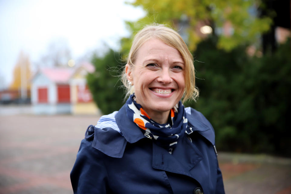 Rinna Ikola-Norrbacka hymyilee kameralle