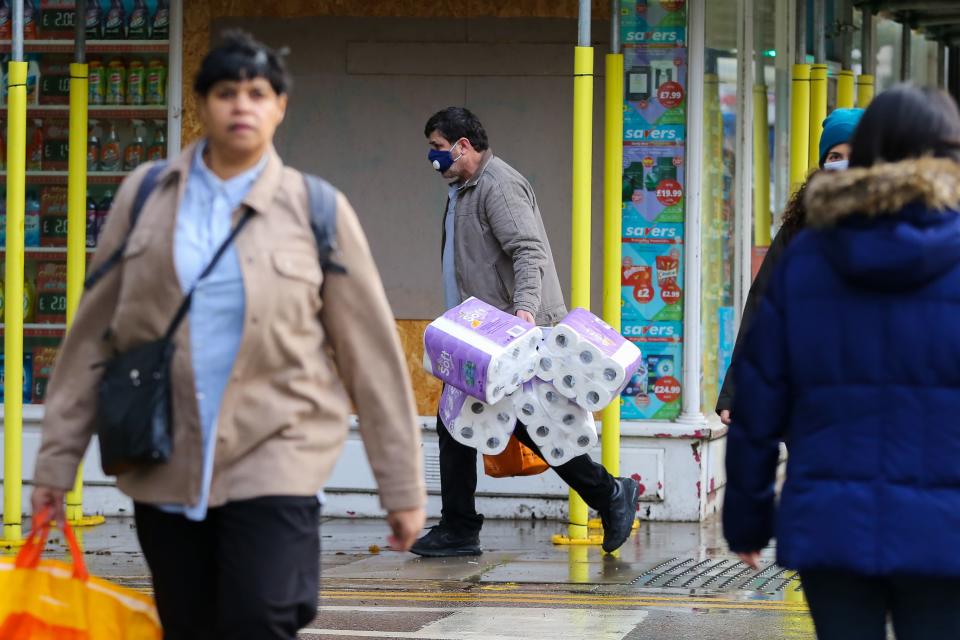 Ihmiset suuntasivat ostoksille Lontoossa lauantaina kun tieto Britannian pääministerin illan tiedotustilaisuudesta tuli julki. Johnson kehotti kansalaisia välttämään hamstraamista lauantaina illalla pitämässään puheessa.