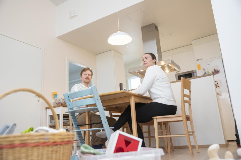 Ville Valkonen ja Minna Heinäheimo-Valkonen istuvat keittiönpöydän ääressä.