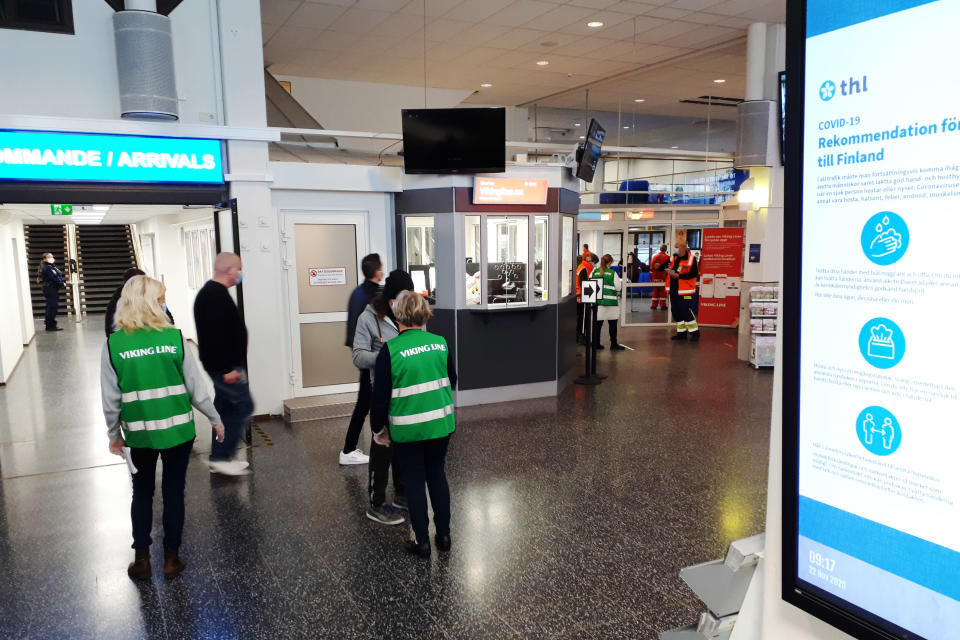 Karille ajanut Viking Grace -alus kuvattiin aamulla satamassa.