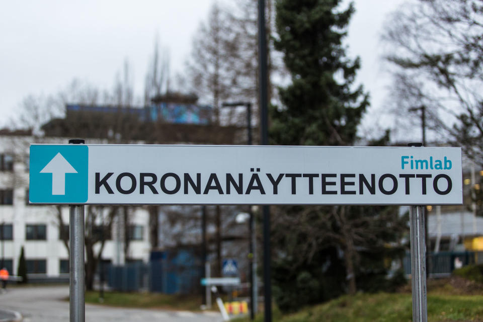 Koronavirustesti-opaste Tampereella joulukuussa 2020.